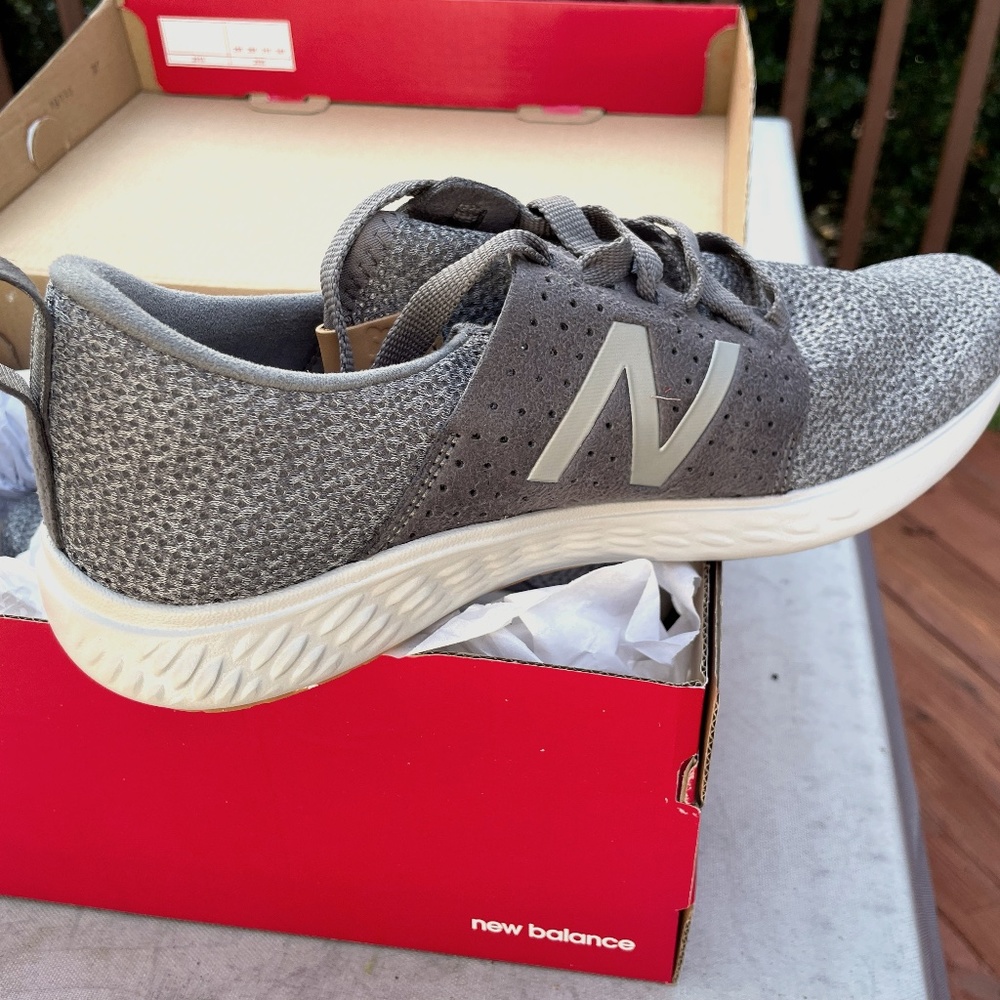 Brand New New Balance Mens Sneakers Size 8M